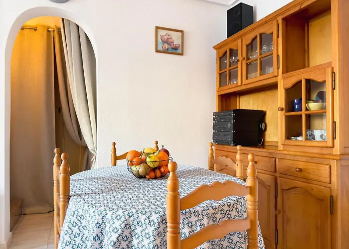 Semesterbostad Marino - 2br Retreat W Patio & Swimming Pool