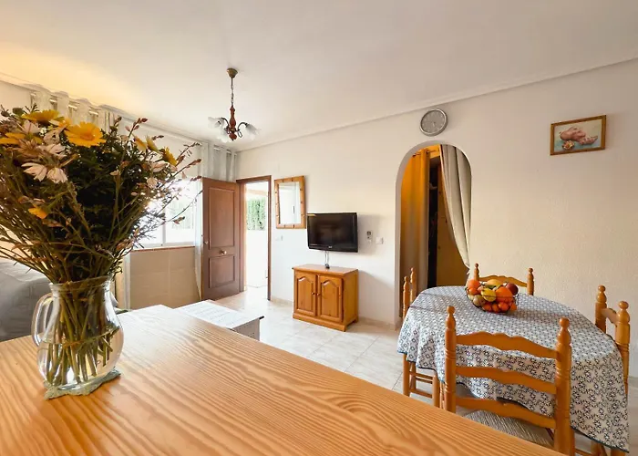 Semesterbostad Marino - 2br Retreat W Patio & Swimming Pool