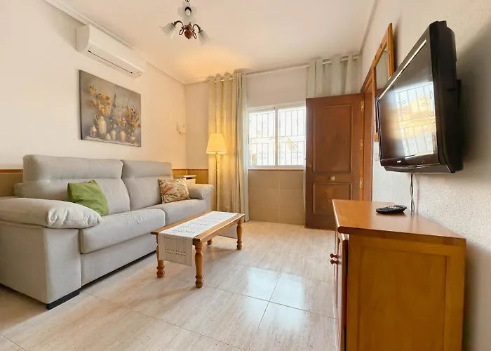 Semesterbostad Marino - 2br Retreat W Patio & Swimming Pool *