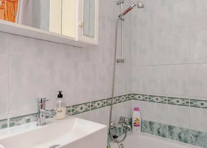 Marino - 2br Retreat W Patio & Swimming Pool *