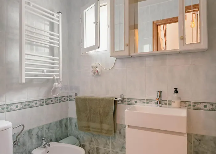 Marino - 2br Retreat W Patio & Swimming Pool