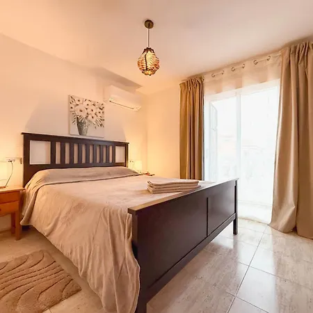Marino - 2br Retreat W Patio & Swimming Pool Holiday home *
