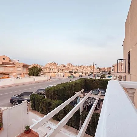 Сasa de vacaciones Marino - 2br Retreat W Patio & Swimming Pool Torrevieja