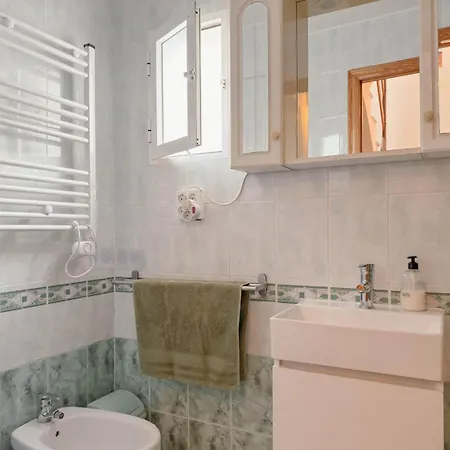 Marino - 2br Retreat W Patio & Swimming Pool